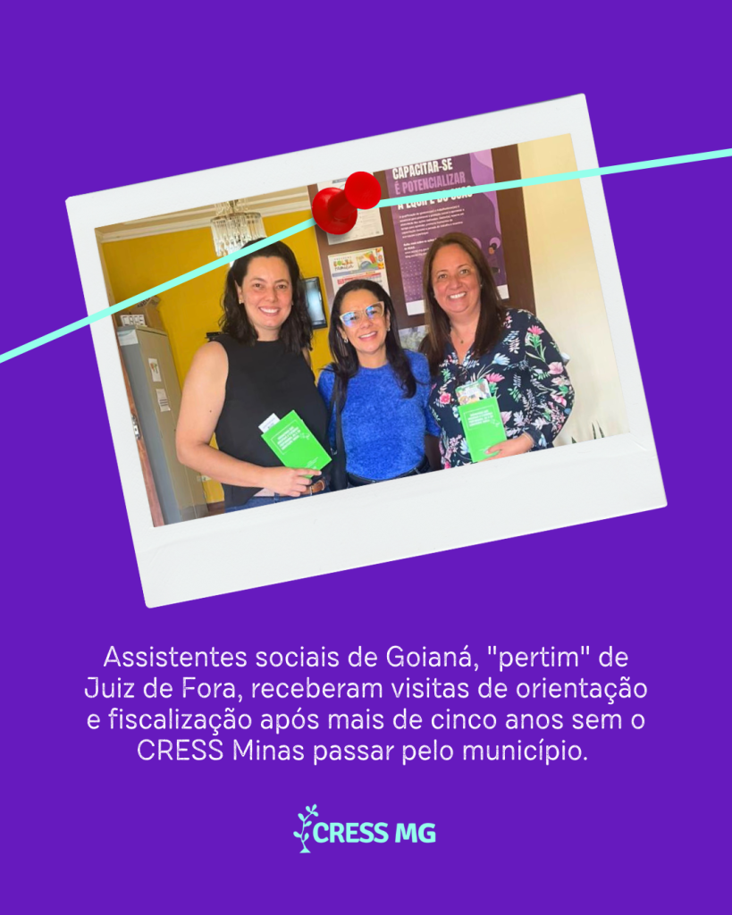 Profissionais posam sorrindo com materiais do CRESS em ação de fiscalização em Goianá